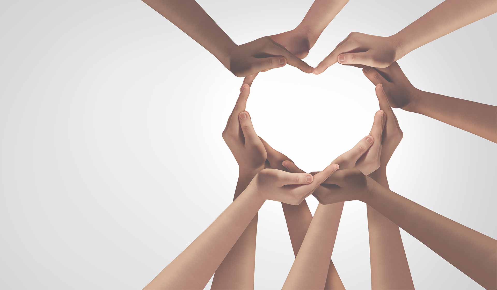Händerna som skapar ett hjärta